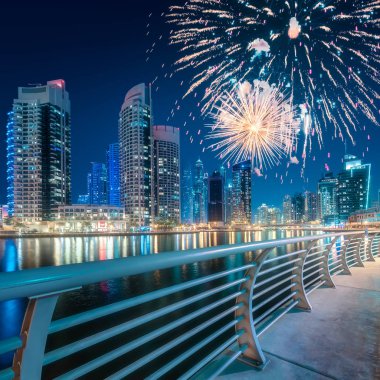 Dubai Marina bay, BAE yukarıda güzel havai fişek