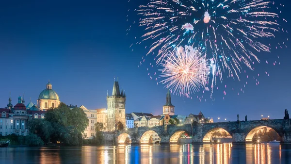 Bellissimi Fuochi Artificio Sopra Ponte Carlo Notte Praga Repubblica Ceca — Foto Stock
