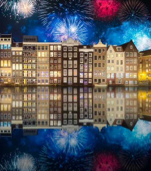 Nehir, geleneksel eski evler ve tekneler, Amsterdam — Stok fotoğraf