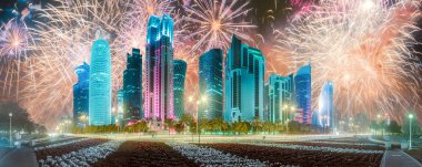 Yukarıda West Bay ve Doha Şehir, Katar güzel havai fişek