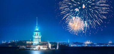 Kızlık kule boğaz boğaz Istanbul, Türkiye'de yukarıda güzel havai fişek