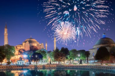 Istanbul'da Ayasofya'nın yukarıda güzel havai fişek