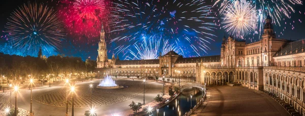 Belos fogos de artifício acima da Praça Espanha ao pôr do sol, Sevilha — Fotografia de Stock