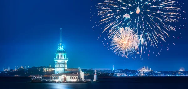 Gyönyörű tűzijátékok felett Maiden torony a Boszporusz-szoros Istanbul, Törökország — Stock Fotó