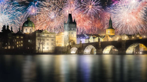 Hermosos fuegos artificiales sobre Charles Bridgeat en la noche, Praga, República Checa — Foto de Stock