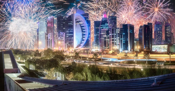 Schönes Feuerwerk über der Westbucht und der Stadt Doha, Katar — Stockfoto