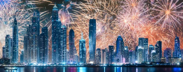 Gyönyörű tűzijátékok felett Dubai Marina bay, Egyesült Arab Emírségek — Stock Fotó