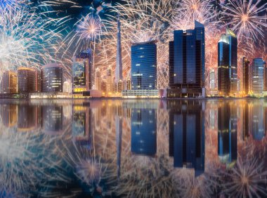 Dubai iş bay, BAE yukarıda güzel havai fişek