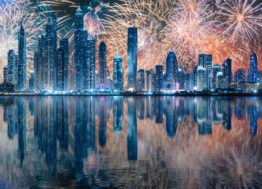 Dubai Marina bay, BAE yukarıda güzel havai fişek