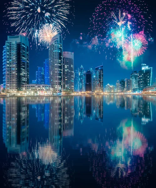 Lindos fogos de artifício acima da baía de Dubai Marina, Emirados Árabes Unidos — Fotografia de Stock