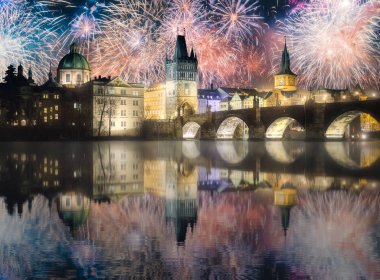 Charles bridgeat, gece, Prague, Çek Cumhuriyeti yukarıda güzel havai fişek