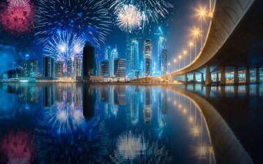 Dubai iş bay, BAE yukarıda güzel havai fişek