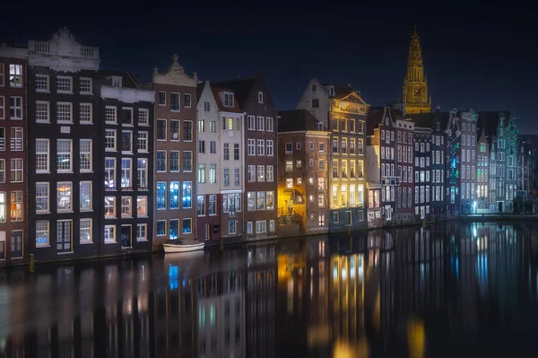 Rivier, traditionele oude huizen en boten, Amsterdam — Stockfoto