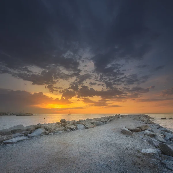 Playa Barceloneta en Barcelona al amanecer, España — Foto de Stock