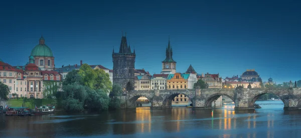 Mening van Charles bridge, Prague, Tsjechië. — Stockfoto