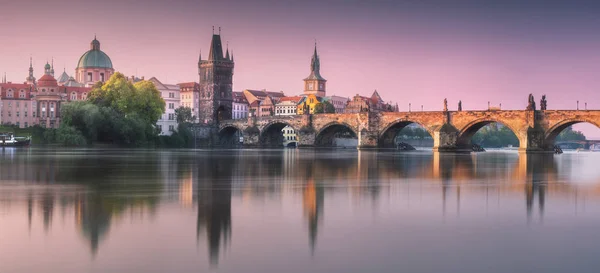 Utsikt över Karlsbron Prag, Tjeckien. — Stockfoto