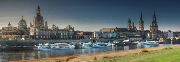 Stadsgezicht van Dresden Elbe rivier en Augustus Bridge, Dresden, Saksen, Duitsland — Stockfoto