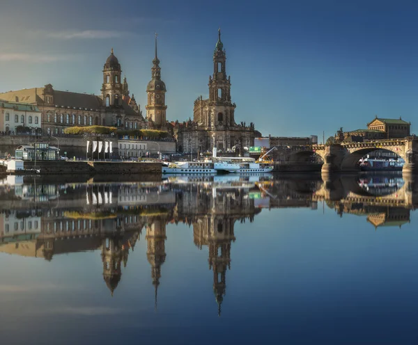 Stadsgezicht van Dresden Elbe rivier en Augustus Bridge, Dresden, Saksen, Duitsland — Stockfoto