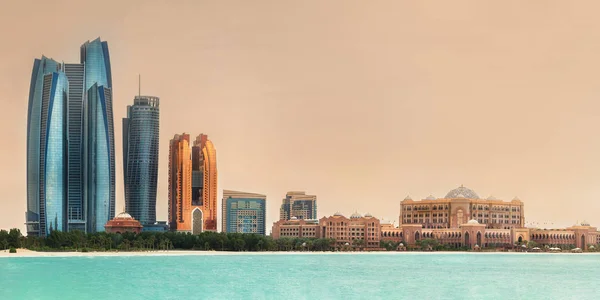 Vista de Abu Dhabi Skyline em um dia ensolarado, Emirados Árabes Unidos — Fotografia de Stock
