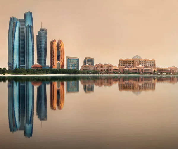 Vista de Abu Dhabi Skyline em um dia ensolarado, Emirados Árabes Unidos — Fotografia de Stock