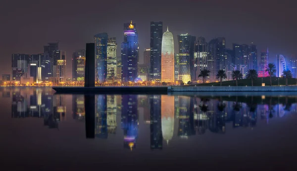 Vista do parque e do edifício no centro da cidade de Doha — Fotografia de Stock