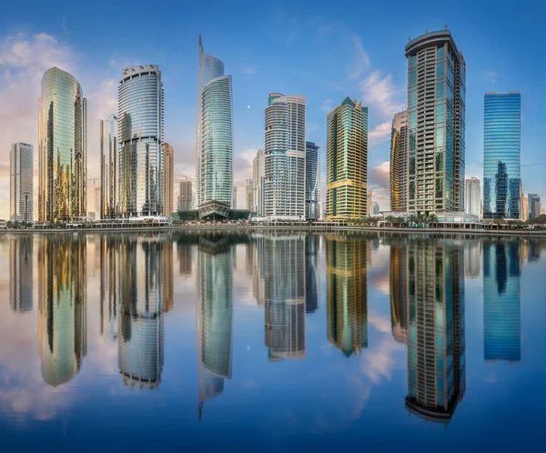 Jumeirah Lakes Towers v Dubaji během slunečného rána — Stock fotografie