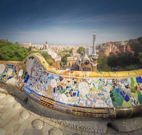 Paisaje urbano de Barcelona en el famoso parque de Güell, España —  Fotos de Stock