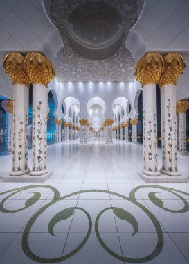 Sheikh Zayed Ulu Camii kemer onlara Mermer sütunlar, altın süslemeli, geçit görünümünü ve hijab geçit sonunda siluet kadına.