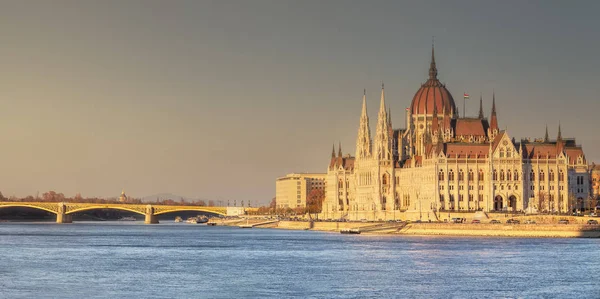 Budova parlamentu a řeka Dunaj v Budapešti — Stock fotografie