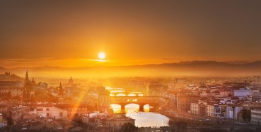 Arno Nehri ve köprü sunset Floransa, İtalya