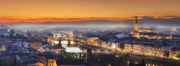 Floden Arno och broarna vid solnedgången Florens, Italien — Stockfoto