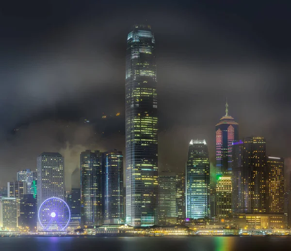 Skyline van Hong Kong in nevel van Kowloon, China — Stockfoto