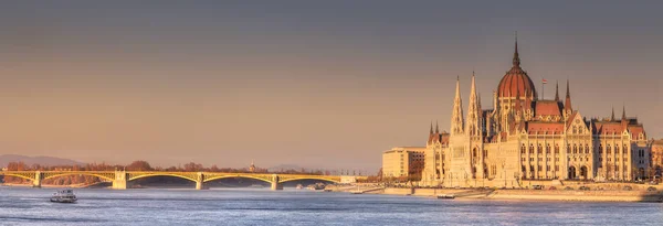 Parlament épülete és a folyó Duna Budapest — Stock Fotó