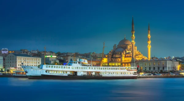 Vista del ferry público y el casco antiguo de Estambul — Foto de Stock