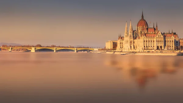 Parlamentsbyggnaden och floden Donau i Budapest — Stockfoto