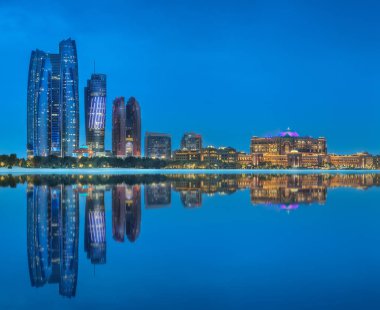 Gün batımında, BAE Abu Dhabi Skyline Panorama görünüm