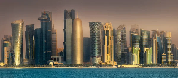 Lo skyline di West Bay e Doha City, Qatar — Foto Stock