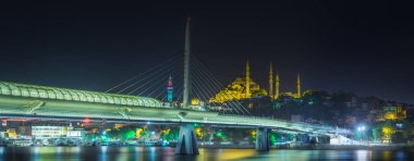 Gece İstanbul Boğaz Köprüsü'nün görünümü