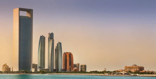 Vista de Abu Dhabi Skyline ao nascer do sol, Emirados Árabes Unidos — Fotografia de Stock