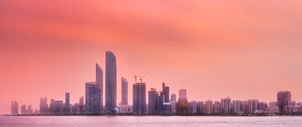 Vista de Abu Dhabi Skyline en un día soleado, Emiratos Árabes Unidos — Foto de Stock