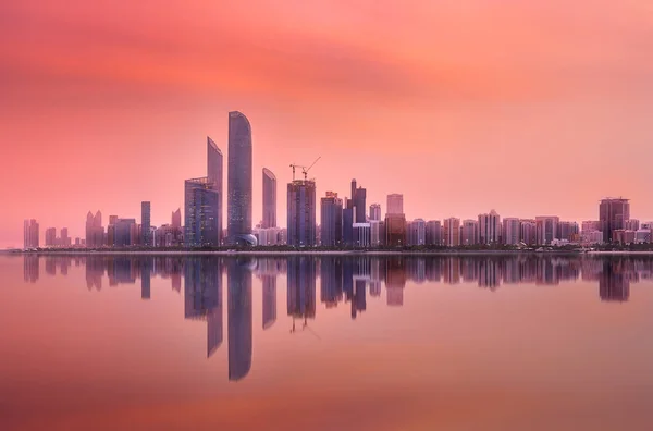 Uitzicht op de Skyline van Abu Dhabi op een zonnige dag, Uae — Stockfoto