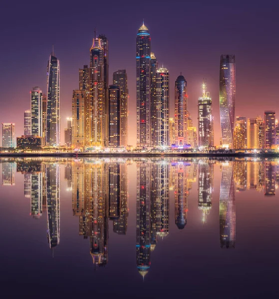 Dubai Marina bay uitzicht vanaf Palm Jumeirah, Verenigde Arabische Emiraten — Stockfoto