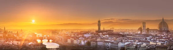 Rio Arno e pontes ao pôr-do-sol Florença, Itália — Fotografia de Stock