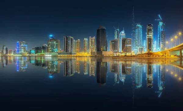 Panoramisch uitzicht op Dubai Business bay, Verenigde Arabische Emiraten — Stockfoto