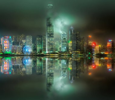 Kowloon, Çin'den sis içinde Hong Kong manzarası