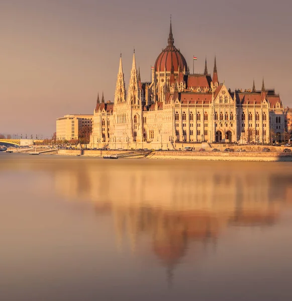 Здание парламента и река Дунай Будапешта — стоковое фото