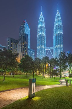 Kuala Lumpur gece görünümüyle yıldırım