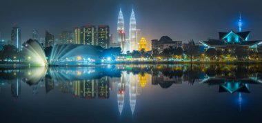 Gece sahne görünümü Kuala Lumpur Skyline