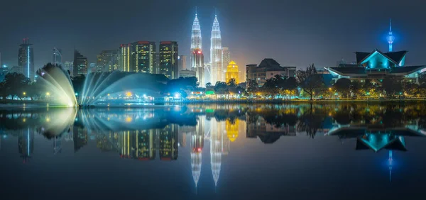 Vista del paisaje nocturno del horizonte de Kuala Lumpur — Foto de Stock