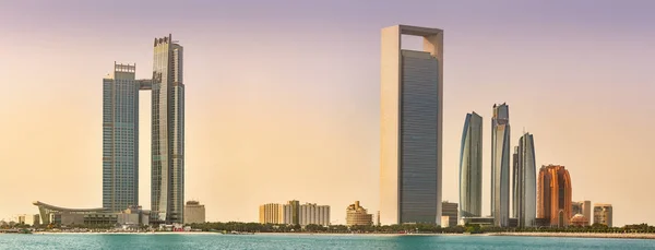 Vista de Abu Dhabi Skyline ao nascer do sol, Emirados Árabes Unidos — Fotografia de Stock